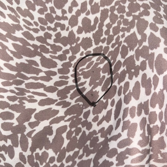 Vuori Studio Pocket Bike Shorts Animal Print Women’s Size Medium Workout Active - Picture 4 of 8